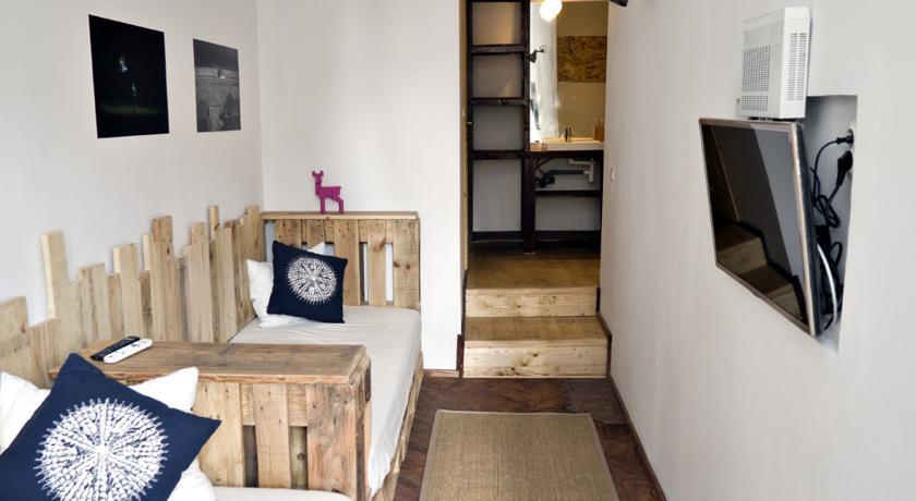 Victoria Poshtel Bucharest Hostel Exterior photo